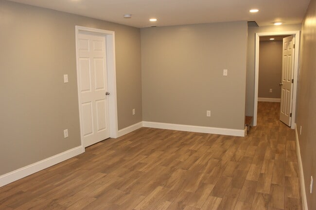 Building Photo - 246 Hill N Dale Rd