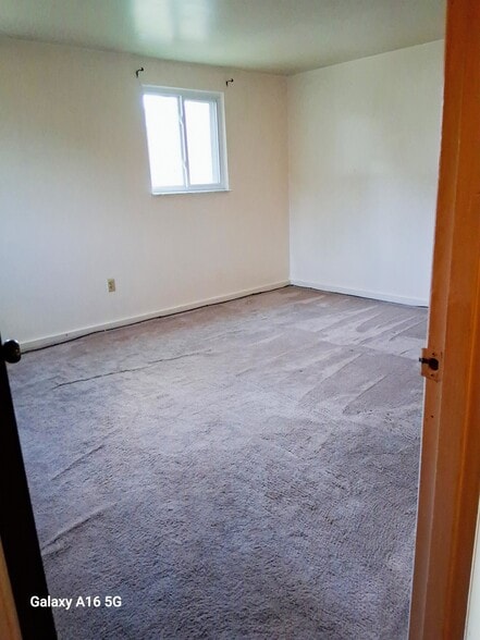 Spacious bedroom - 3309 W Run Rd