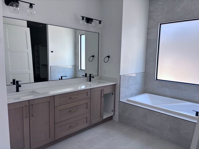 Building Photo - Beautiful 6-Bedroom Home for Rent in Prime...