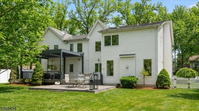 Building Photo - 827 Alden Rd