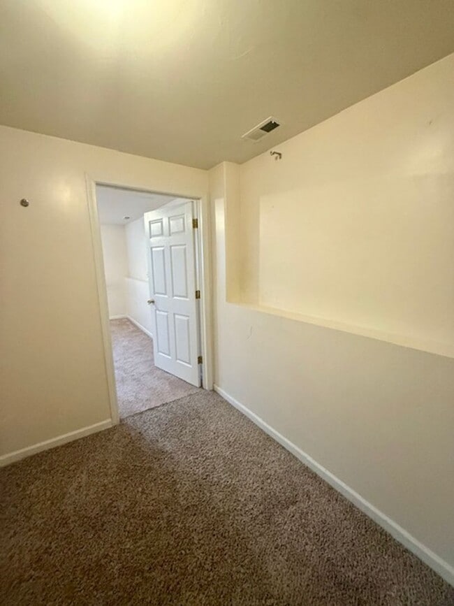 Building Photo - Spacious 4 Bed / 3 Bath Duplex on 1 Acre –...