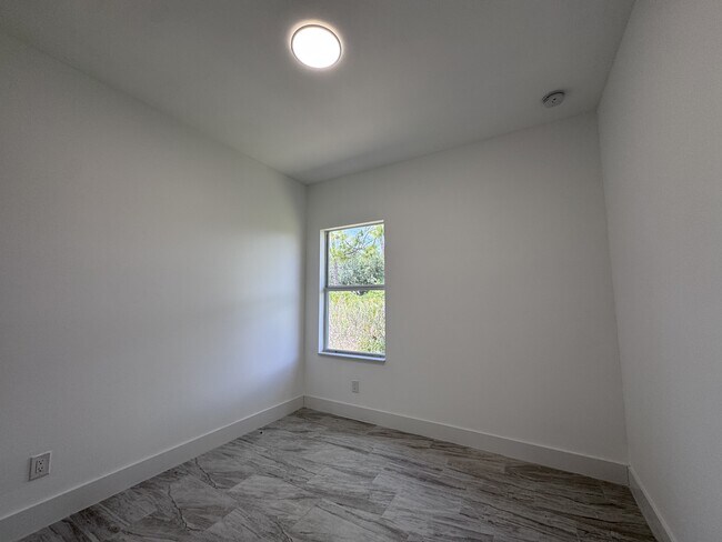 Building Photo - 1605 Nora Ln