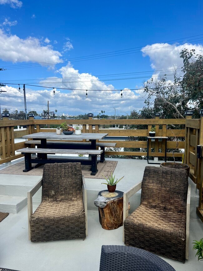 2Bedroom/2Bath -Roof Deck - 33 S Venice Blvd