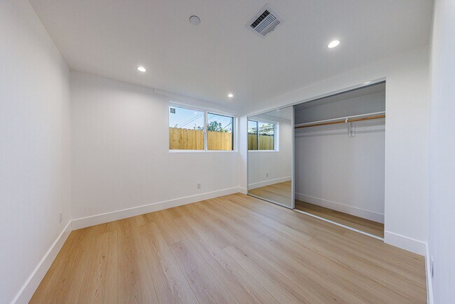 Building Photo - 1330 S Longwood Ave