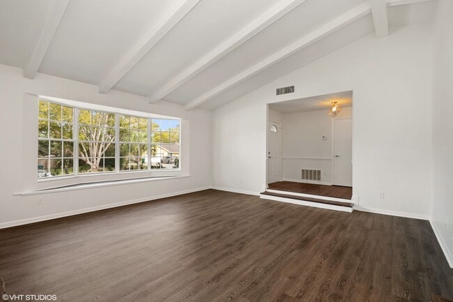 Building Photo - Beautiful 3 bedroom 2 bath Longwood Home