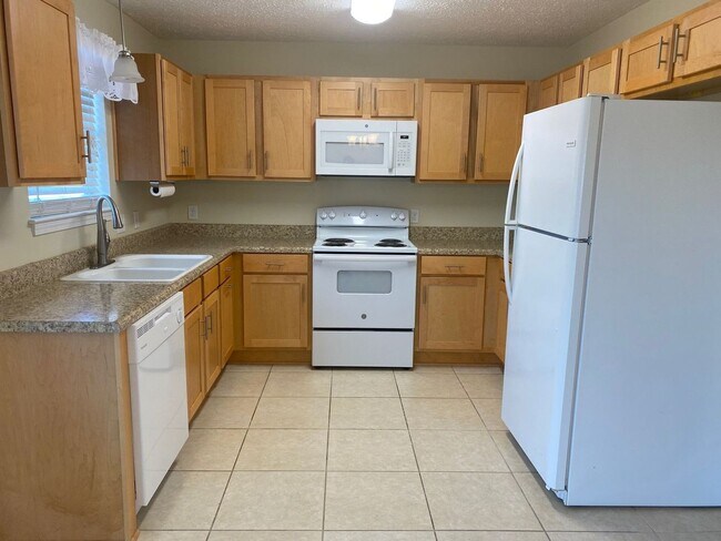 Building Photo - Cozy & Centrally Located 3Bed/2Ba in Lynn ...