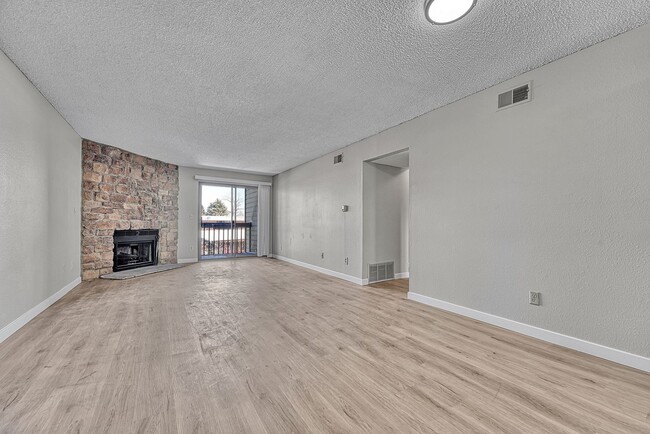 Building Photo - Updated 2 bed / 1 bath home in Lakewood!