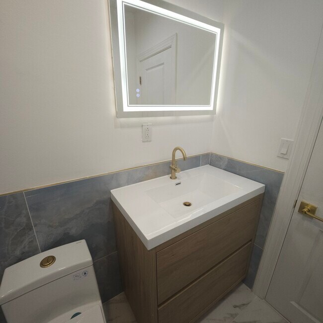 Building Photo - 214 Hermitage St