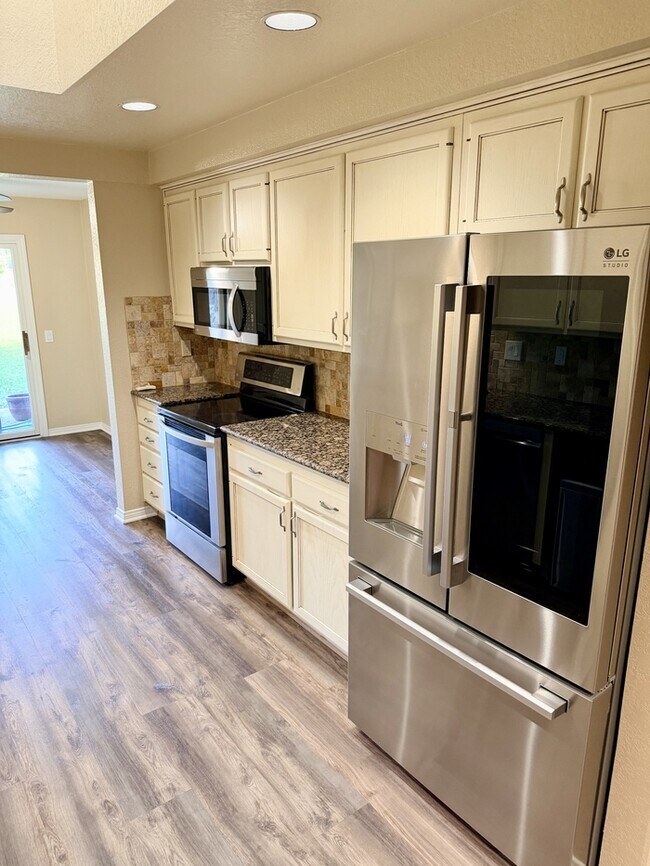 Building Photo - 38441 Oaktree Loop