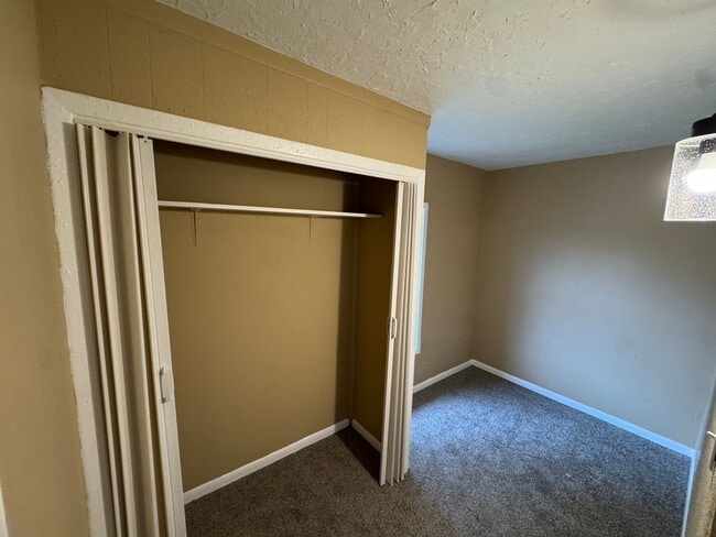 Building Photo - Charming 2-Story Home in Moline!