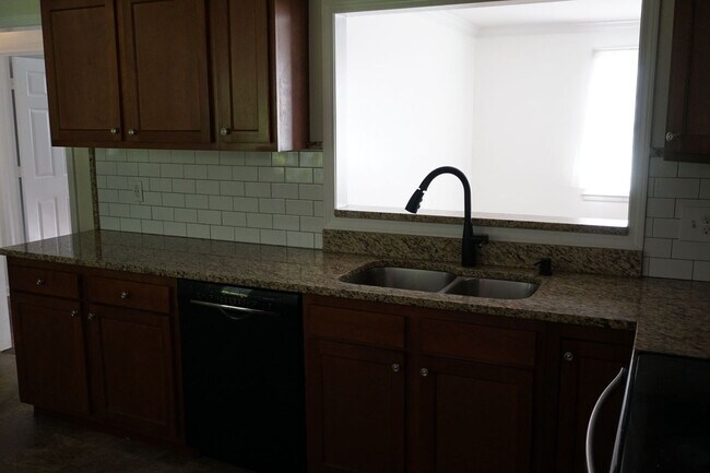 Building Photo - Pet Friendly 3 Bedroom 1 Full Bath located in Northwoods Park!