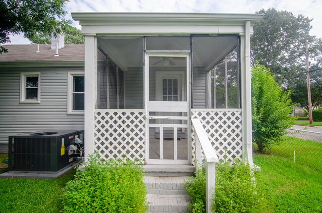 Building Photo - Gorgeous family home rental in Norfolk!