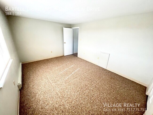 Building Photo - 51 W Clearview Dr