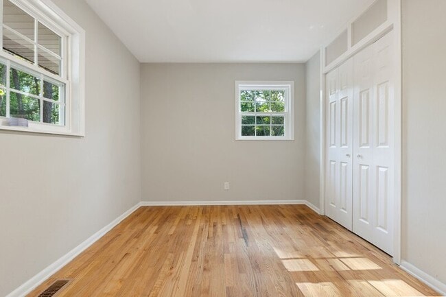 Building Photo - 852 N May St