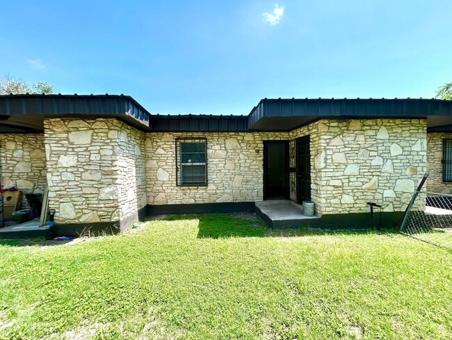 Building Photo - 520 Prado St