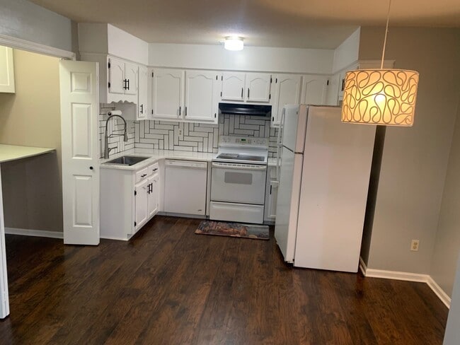 Building Photo - 5545 Oak Branch Cir N