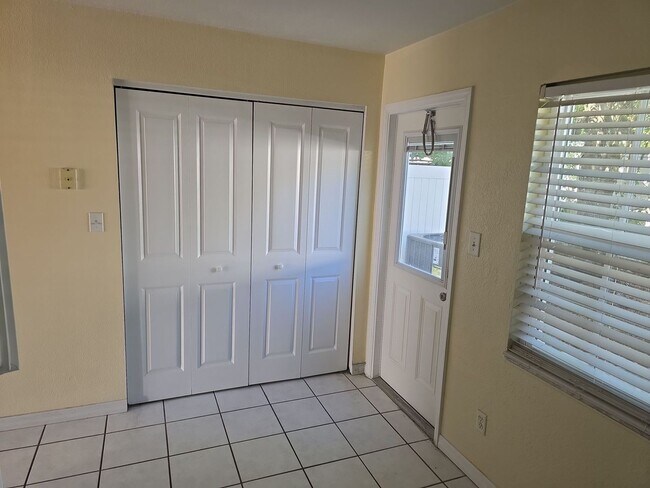 Building Photo - Charming 2 bedroom, 1.5 bathroom, 2 story ...