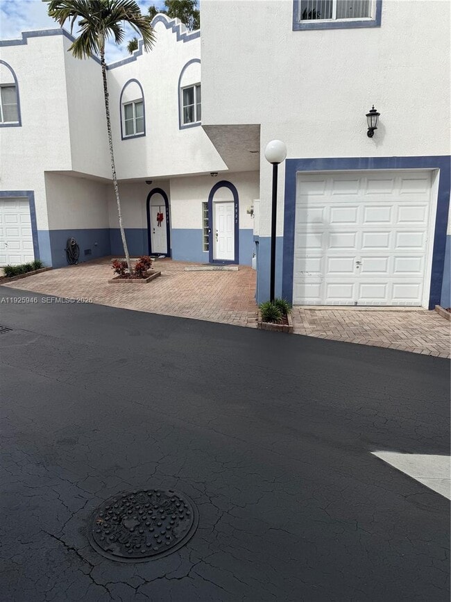 Building Photo - 2927 SW 18th Terrace