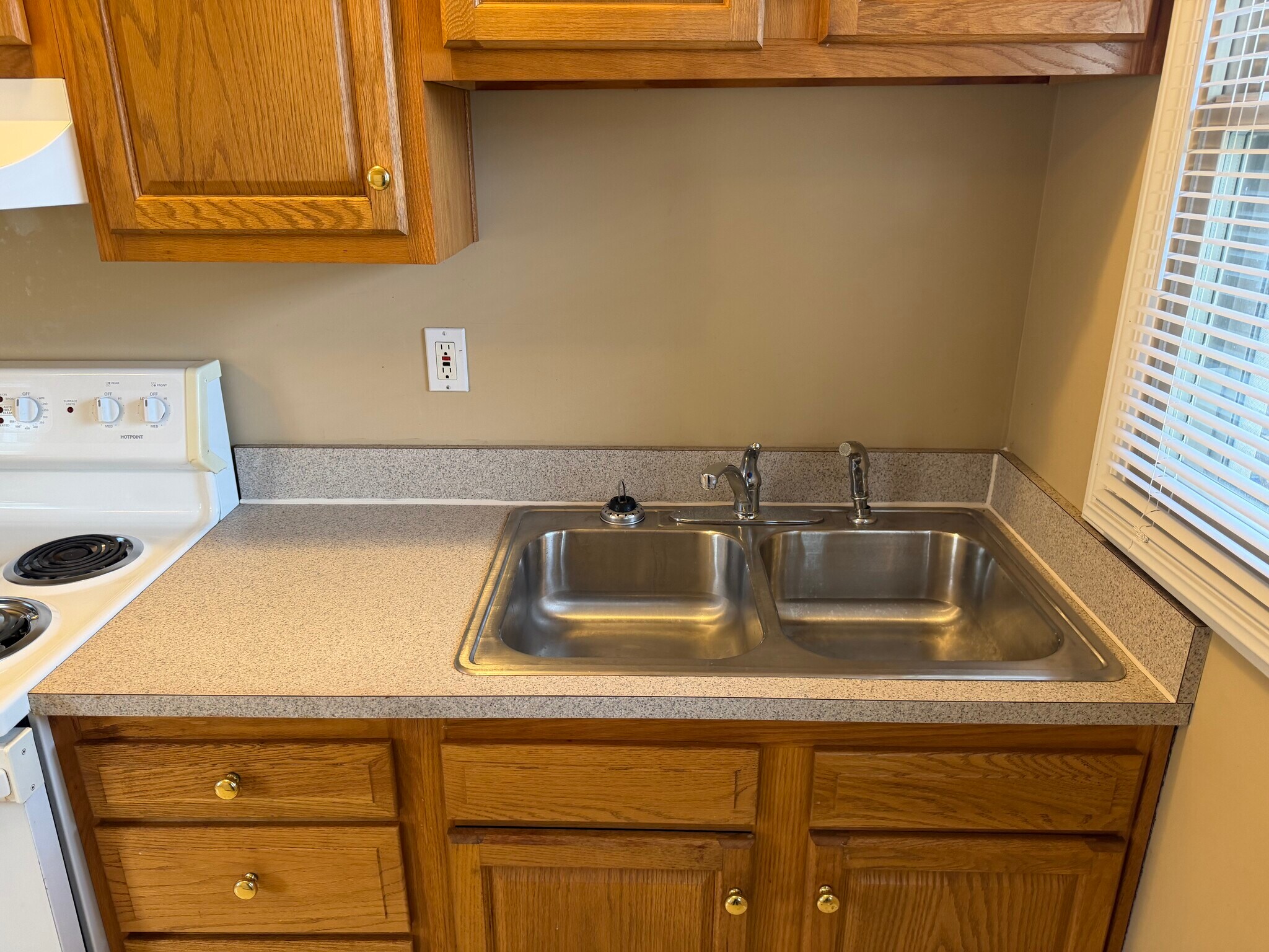 Building Photo - 318 W Kenwood Way