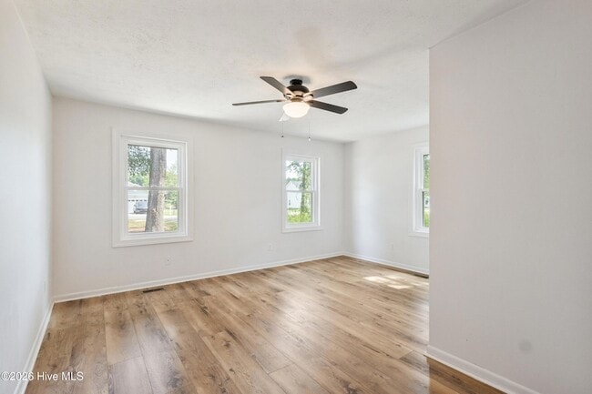 Building Photo - 1070 River Dr SW
