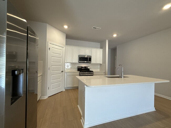 Building Photo - 280 Shangrila Wy