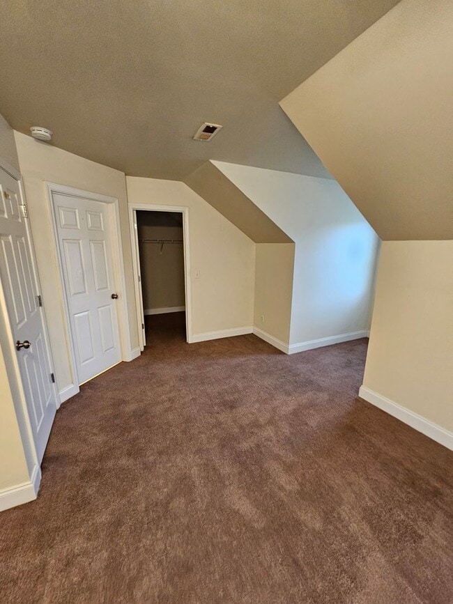 Building Photo - 3BR 2BA Townhome