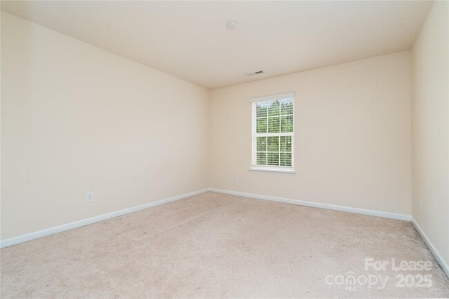 Building Photo - 493 Twelve Oaks Ln