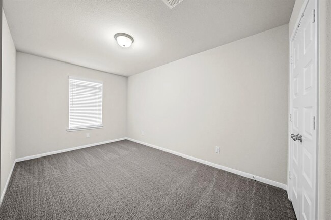Building Photo - 5606 Hyde Park Dr