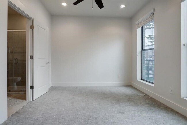 Building Photo - 2114 Sabine St