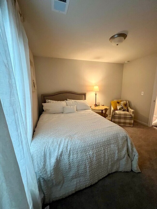 Building Photo - 1 MONTH FREE! 3 Bedroom Townhome in Oakwood!