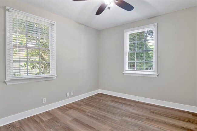Building Photo - 312 Pineview Ln W