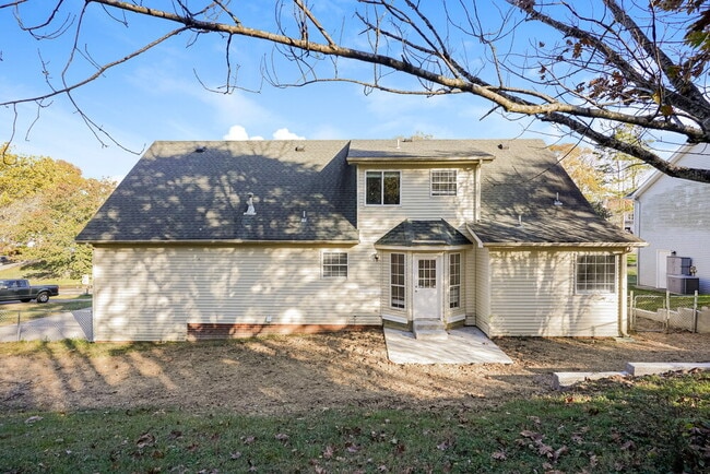 Building Photo - 642 Knollwood Dr