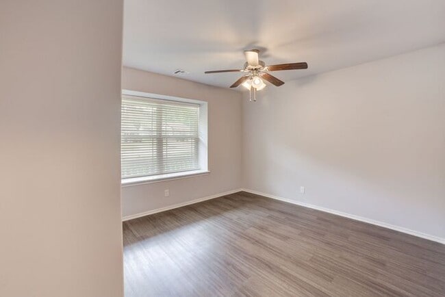 Building Photo - Cutest 3/2/2 Craftsman Style Home!