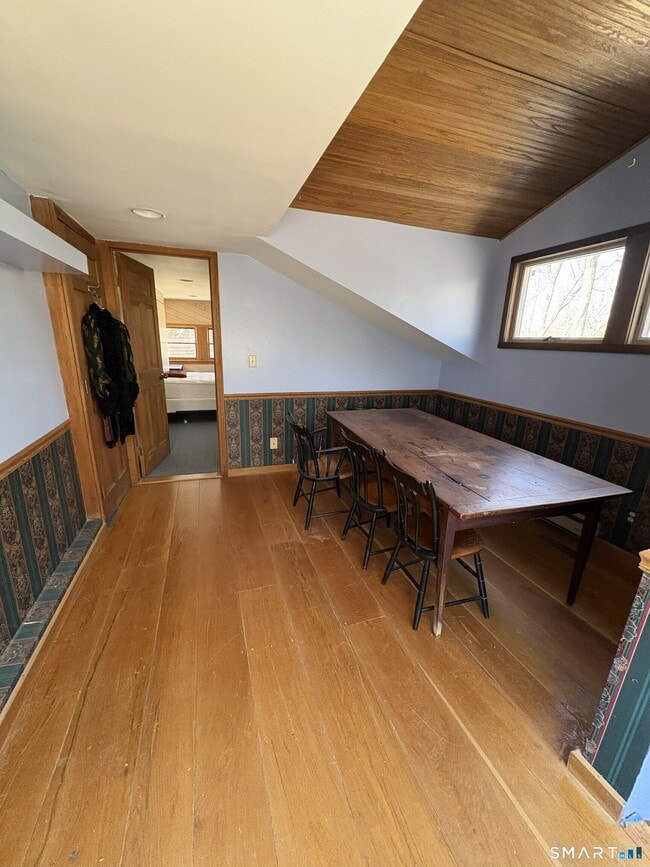 Building Photo - 40 Looking Glass Hill Rd