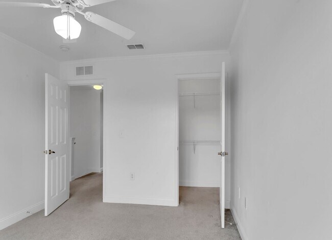 Building Photo - 3/2.5 Crestview Townhome with Community Po...