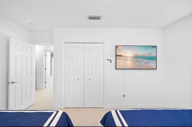 Building Photo - 5921 SW 17th Ct