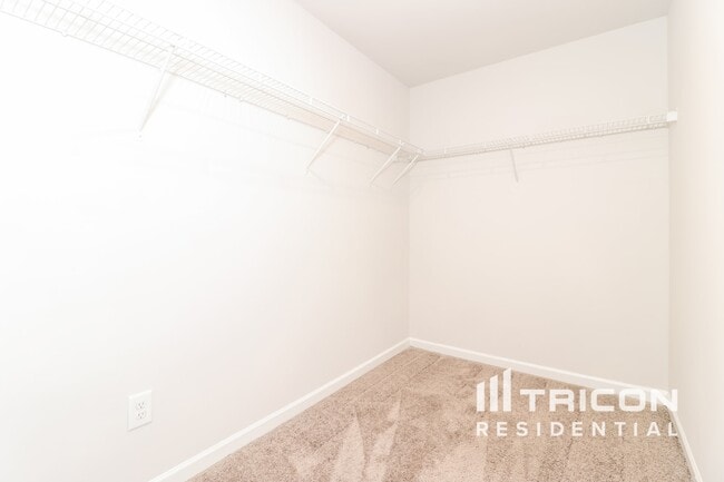 Building Photo - 2848 McKenzie Dr