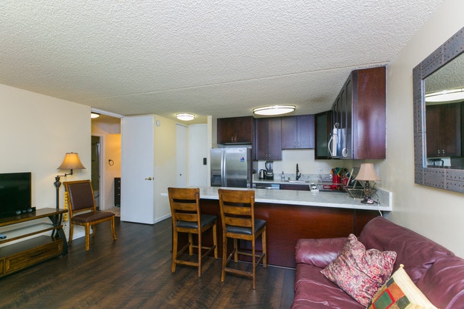 Building Photo - 411 Hobron Ln