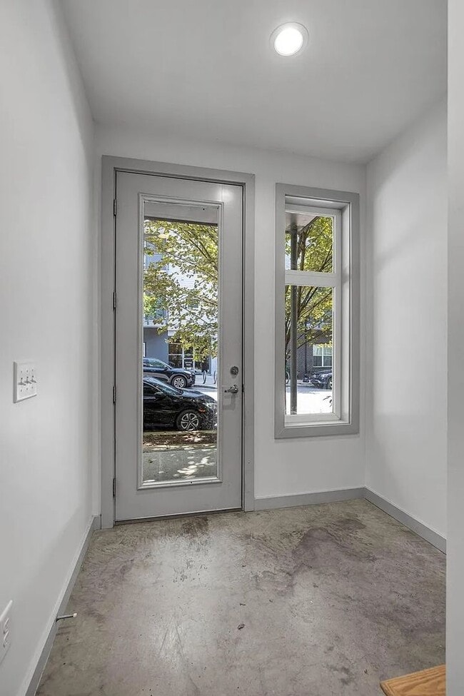 Building Photo - Great condo in East Nashville off Gallatin...