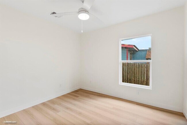 Building Photo - 381 Perryman St