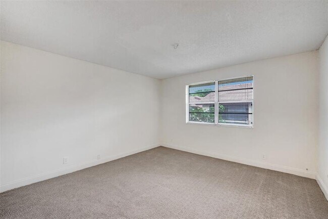 Building Photo - 2518 Riverside Dr