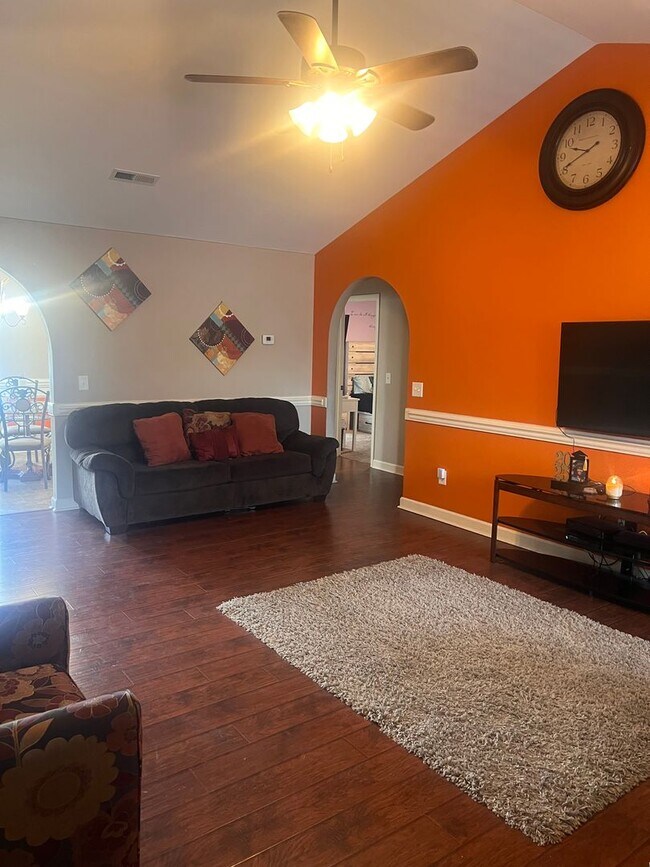 Building Photo - Four Bedroom Two Bath House