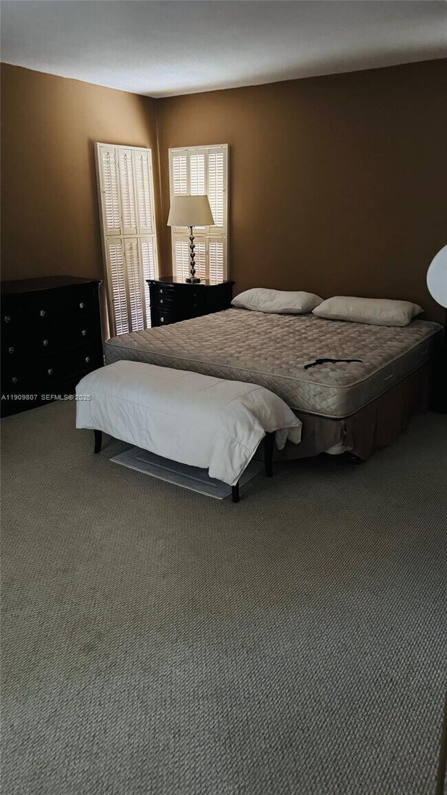 Building Photo - 3150 N Palm Aire Dr