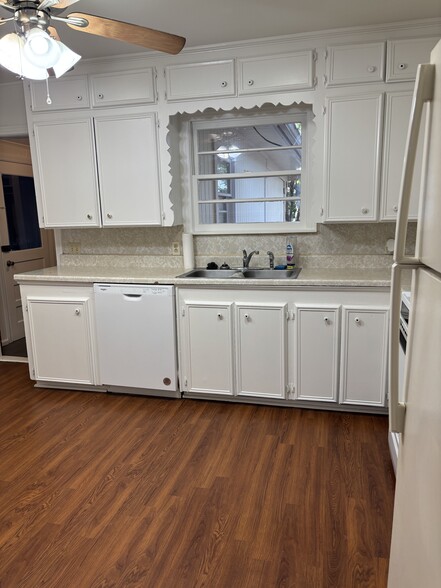 Kitchen - 1300 E Hankerson St