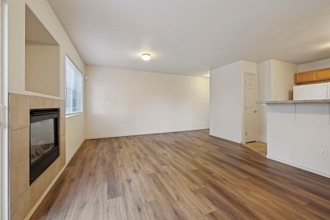 Building Photo - Wonderful End-unit townhome that backs to beautiful open space!