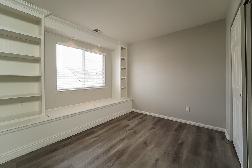 Building Photo - 5065 Pelican St