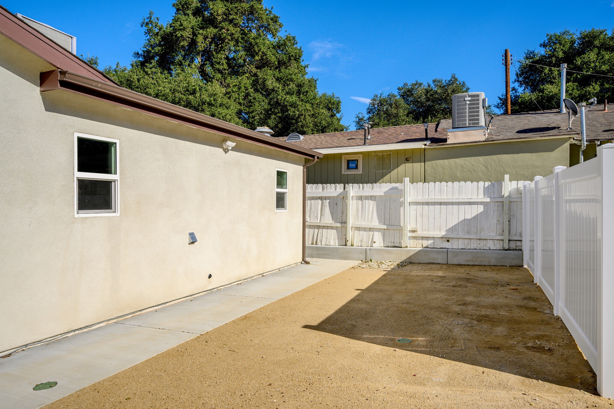 Building Photo - 7649 Thousand Oaks Dr