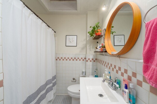 Building Photo - Oakenshawe 5-Bedroom, 2-Bathroom Home Close to Johns Hopkins