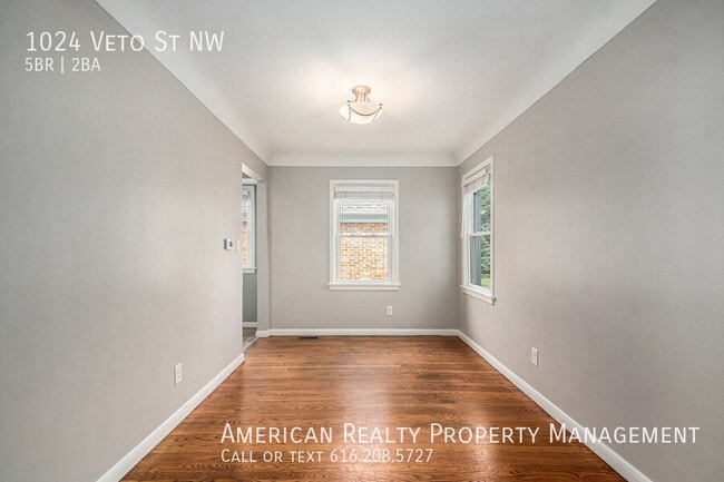 Building Photo - 1024 Veto St NW