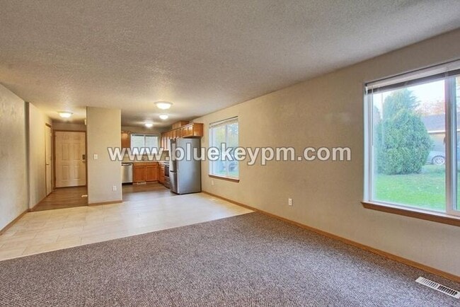 Building Photo - 3 Bed, 2 Bath Home in a Culdesac Near St. James Road and NE 54th Street